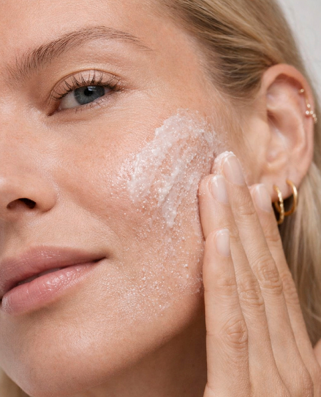 Gel exfoliante facial y corporal | Renovación Cutánea con Peeling Mecánico | 200 ml